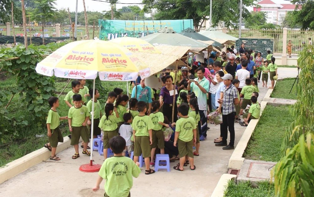 Quang cảnh phiên chợ rau sạch